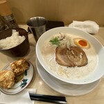 用户对于鶏白湯そば 燠的评论图