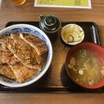 用户对于炭火焼豚丼 七凛茶屋坊ず的评论图