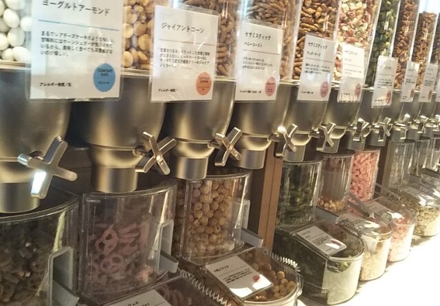 用户对于TSUTAYA BOOKSTORE SHARE LOUNGE MARUNOUCHI的评论高清图