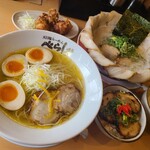 User's review image for 泡系しおとんこつラーメン べらしお 総本店