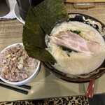 用户对于横濱家系ラーメン 神山 松屋町店的评论图