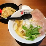 用户对于熟成醤油らーめん 十二分屋 城陽店的评论图