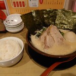 用户对于横濱家系ラーメン 神山 松屋町店的评论图