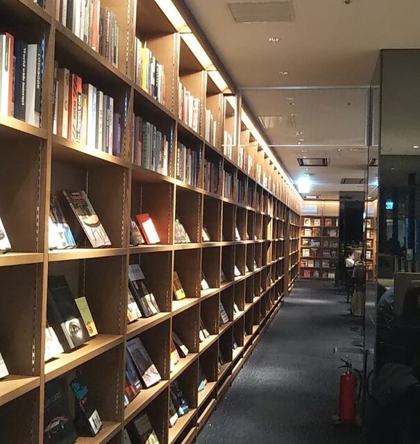 用户对于TSUTAYA BOOKSTORE SHARE LOUNGE MARUNOUCHI的评论高清图