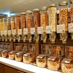 用户对于TSUTAYA BOOKSTORE SHARE LOUNGE MARUNOUCHI的评论图