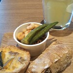 用户对于TSUTAYA BOOKSTORE SHARE LOUNGE MARUNOUCHI的评论图