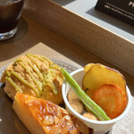 用户对于TSUTAYA BOOKSTORE SHARE LOUNGE MARUNOUCHI的评论图