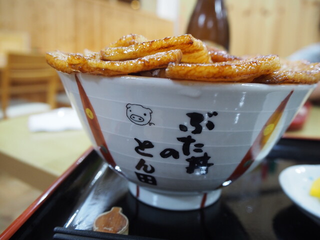 ぶた丼のとん田的实拍高清图