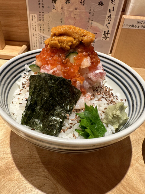 日本橋海鮮丼 つじ半 ミッドタウン店的實拍高清圖