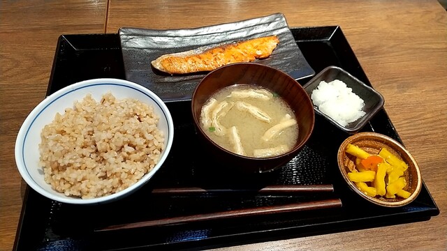 炭火焼干物定食 しんぱち食堂 エミオ田無店的實拍高清圖