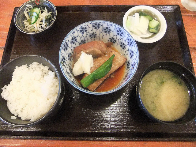 日本酒居酒屋 鍋横 赤燈的實拍高清圖