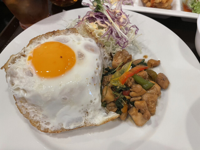 タイ料理 ガパオ的实拍高清图