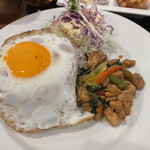 タイ料理 ガパオ的实拍图