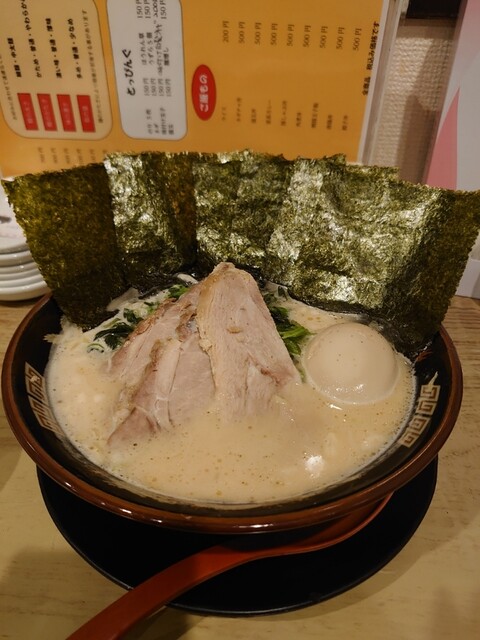 横濱家系ラーメン 神山 松屋町店的实拍高清图