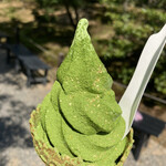 豆政　 金閣寺境内売店的實拍圖