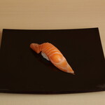 寿司菜的实拍图