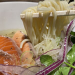 鶏そば・ラーメン Tonari的實拍圖