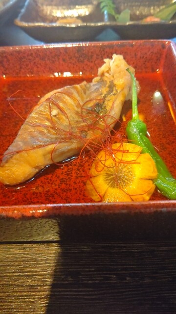 魚と旬菜と日本酒　炙りのどまん中的实拍高清图