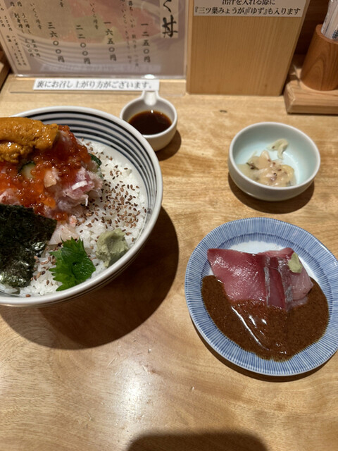 日本橋海鮮丼 つじ半 ミッドタウン店的實拍高清圖