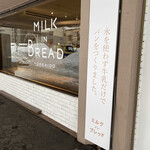 MILK IN BREAD的实拍图