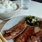 牛タン炭火焼仁 大阪分店的實拍圖