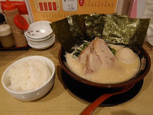 横濱家系ラーメン 神山 松屋町店的实拍高清图