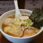 江戸前煮干中華そば きみはん 総本店的实拍图