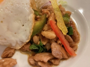 タイ料理 ガパオ的实拍图