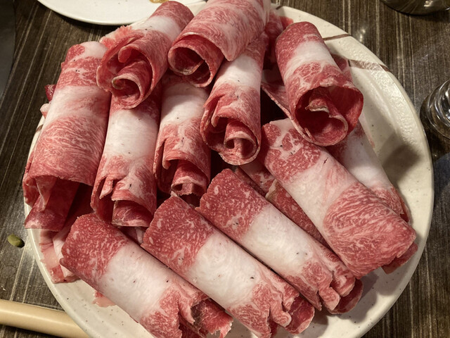 焼肉・しゃぶしゃぶ 肉の鶴々亭的实拍高清图