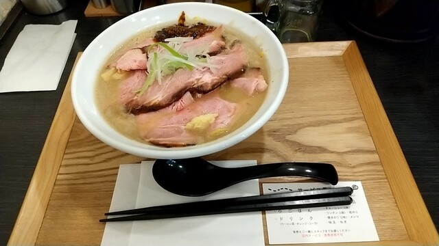 サッポロ ラーメン ハチ的实拍高清图