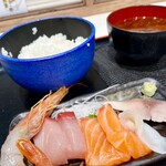 海鮮丼の駅前 阪神梅田店的实拍图