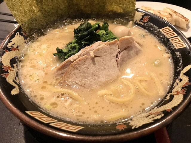 横濱家系ラーメン 神山 松屋町店的实拍高清图