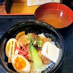 角煮丼屋くろしろ端なれ的實拍圖