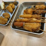 串かつじゃんじゃん 本町店的实拍图