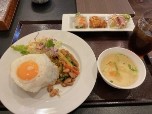 タイ料理 ガパオ的实拍图