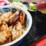 炭火焼豚丼 七凛茶屋坊ず的实拍图