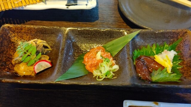 魚と旬菜と日本酒　炙りのどまん中的实拍高清图