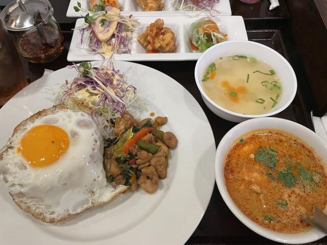 タイ料理 ガパオ的实拍高清图