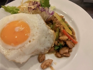 タイ料理 ガパオ的实拍高清图