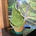豆政　 金閣寺境内売店的實拍圖