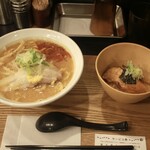 サッポロ ラーメン ハチ的实拍图