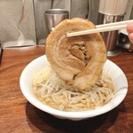ラーメン 雷 東京本丸店的實拍圖