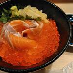 寿司菜的实拍图