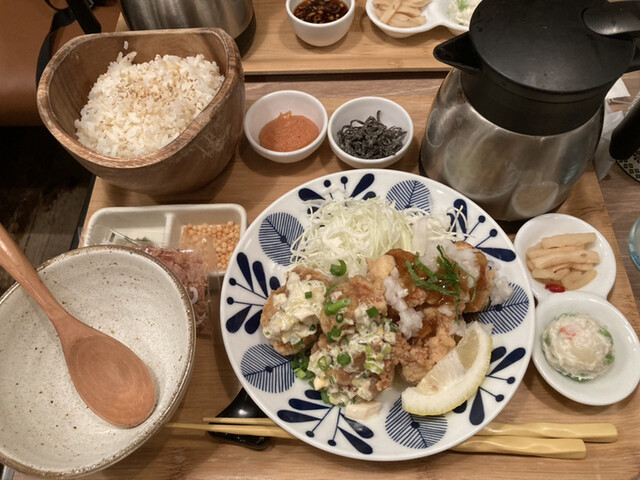 こめらく お茶漬けといろどり唐揚げ。 新宿ミロード店的实拍高清图