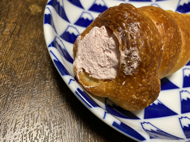 MILK IN BREAD的实拍高清图