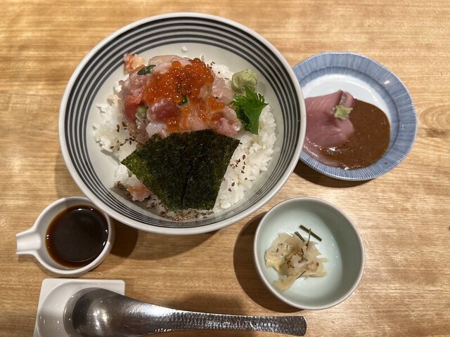 日本橋海鮮丼 つじ半 ミッドタウン店的實拍高清圖