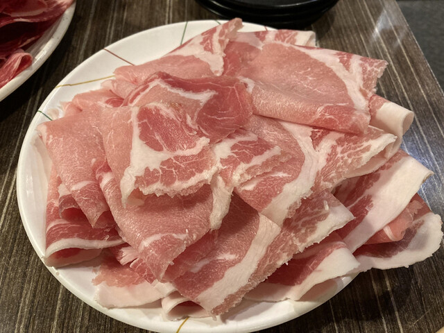 焼肉・しゃぶしゃぶ 肉の鶴々亭的实拍高清图