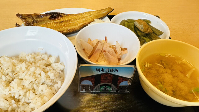 監獄食堂的實拍高清圖