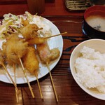 串かつじゃんじゃん 本町店的实拍图